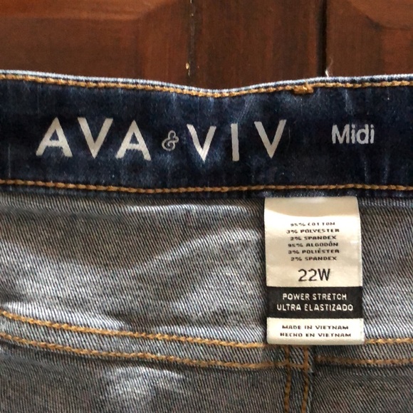 Women’s size 22W AVA & VIV midi blue Jean shorts - Picture 2 of 7